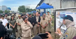 Gubernur Jakarta, Pramono Anung, saat meninjau tanggul yang sempat bocor di Muara Baru, Penjaringan, Jakarta Utara, Senin, 8 Desember 2025. (Sumber: POSKOTA | Foto: M Tegar Jihad)