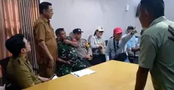 Warga Kampung Curug Serpong saat menggeruduk kantor pengelola TPA Cipeucang, Senin, 8 Desember 2025. (Sumber: POSKOTA | Foto: Veronica Prasetio)