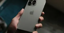 iPhone 15 Pro Max Titanium Gray di iBox. (Sumber: Unsplash/Pascal Brändle)