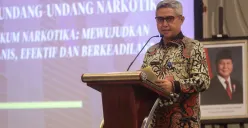 Sekretaris Utama BNN RI, Tantan Sulistyana, membuka Seminar Publik Perubahan RUU Narkotika di Hotel J.S. Luwansa, Jakarta Selatan, Selasa, 9 Desember 2025. (Sumber: Biro Humas dan Protokol BNN)