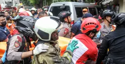 Petugas mengevakuasi jenazah korban kebakaran di perkantoran Terra Drone di Jalan Letjen Soeprapto, Cempaka Baru, Kemayoran, Jakarta Pusat, Selasa, 9 Desember 2025. (Sumber: POSKOTA | Foto: Bilal Nugraha Ginanjar)