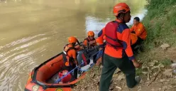 Tim SAR gabungan saat melakukan pencarian korban tenggelam akibat terseret arus Sungai Ciujung, Lebak. (Sumber: Dok. BPBD Lebak)