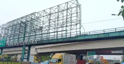 Kondisi JPO di Jalan Ahmad Yani, Kecamatan Bekasi Selatan, Kota Bekasi, tidak dilengkapi besi penjaga di sisi kanan dan kirinya, Selasa, 9 Desember 2025. (Sumber: Poskota/Nurpini Aulia Rapika)