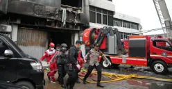 Potret evakuasi korban kebakaran kantor Terra Drone, Kemayoran, Jakarta Pusat pada Selasa, 9 Desember 2025. (Sumber: X/@rapid_reveal)