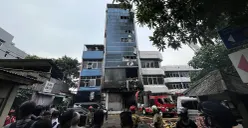 Penampakan Gedung Terra Drone di Jalan Letjen Suprapto, Kemayoran, Jakarta Pusat, yang terbakar hebat pada Selasa, 9 Desember 2025. (Sumber: POSKOTA | Foto: Pandi Ramedhan)