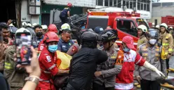 Petugas mengevakuasi jenazah dari dalam Gedung Terra Drone yang terbakar di Kemayoran, Jakarta Pusat, Selasa 9 Desember 2025. (Sumber: POSKOTA | Foto: Bilal Nugraha Ginanjar)