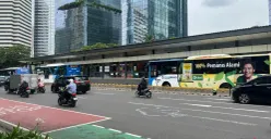 Tempat VP Sekretaris SKK Migas, Hudi Dananjoyo Suryodipuro, 48 tahun, tewas kecelakaan saat bersepeda di Jalan Jenderal Sudirman, Tanah Abang, Jakarta Pusat, Selasa, 9 Desember 2025. (Sumber: Poskota/Pandi Ramedhan)