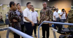 Wali Kota Bekasi, Tri Adhianto, meninjau fasilitas pelayanan kesehatan dan perawatan atlet di Rumah Sakit Primaya Hospital. (Sumber: Dok Humas Pemkot Bekasi)