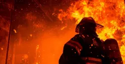 Ilustrasi petugas pemadam kebakaran berupaya memadamkan api (Sumber: Pinterest/Marlene Riolo)