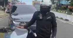 Tangkapan layar saat anggota polisi melakukan pengawalan mobil pribadi di kawasan Puncak, Cibinong, Kabupaten Bogor. (Sumber: Dok. Istimewa)