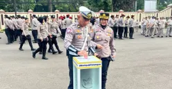 Anggota Polres Bogor melakukan penggalangan dana di Mapolres Bogor, Selasa, 9 Desember 2025. (Sumber: Dok. Polres Bogor)
