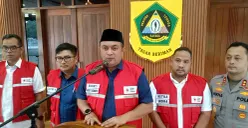 Bupati Bogor, Rudy Susmanto (tengah) saat menyampaikan keterangan pers terkait bantuan dari Pemkab Bogor untuk korban bencana di Sumatra. (Sumber: POSKOTA | Foto: Giffar Rivana)