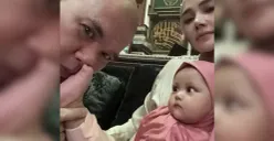 Ahmad Dhani dan Mulan Jameela saat menggelar acara aqiqah anak angkat mereka, Siti Aminah, di Solo, Jawa Tengah. (Sumber: Instagram/@mulanjameela1)