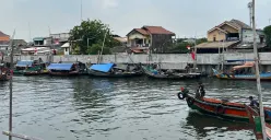 Sejumlah perahu nelayan tampak bersandar di kawasan pesisir Jakarta karena tidak dapat melaut akibat gelombang tinggi dan angin kencang. (Sumber: Poskota | Foto: M Tegar Jihad)