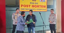 Keluarga korban menerima dokumen dari polisi di RS Polri Kramat Jati, Jakarta Timur, Rabu, 10 Desember 2025. (Sumber: Poskota/Angga Pahlevi)