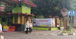 Pemkot Bekasi memasang spanduk sosialisasi larangan kendaraan belum bayar pajak masuk kantor. (Sumber: Poskota/Nurpini Aulia Rapika)