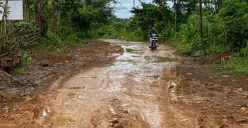 Akses jalan penghubung beberapa desa dan kecamatan di Pandeglang berlumpur disebabkan aktivitas proyek tol. (Sumber: Dok. Warga)