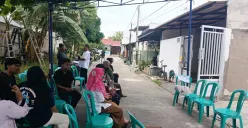 Suasana rumah duka Assyifa Mulandar, korban kebakaran gedung Terra Drone, di Cluster Sanur, Kelurahan Bahagia, Kecamatan Babelan Kabupaten Bekasi, Rabu 10 Desember 2025. (Sumber: Poskota | Foto: Nurpini Aulia Rapika)