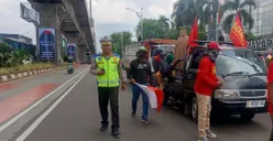 Situasi lalu lintas di Jakarta Rabu, 10 Desember 2025 seiring adanya aksi demonstrasi. (Sumber: X/@TMCPoldaMetro)