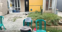 Suasana rumah duka salah seorang korban kebakaran Gedung Terra Drone di Cluster Sanur, Kelurahan Bahagia, Kecamatan Babelan, Kabupaten Bekasi. Rabu, 10 Desember 2025. (Sumber: Poskota/Nurpini Aulia Rapika)