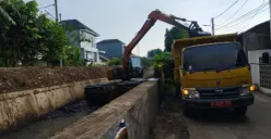 Kegiatan normalisasi sungai dan saluran air di Saluran Sekunder Pondok Bahar, Kota Tangerang. (Sumber: Dok. Pemkot Tangerang)