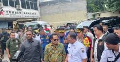 Menteri Dalam Negeri (Mendagri) Tito Karnavian mendatangi lokasi kebakaran gedung Terra Drone yang tewaskan puluhan orang di Jakarta Pusat, Rabu, 10 Desember 2025 siang. (Sumber: Poskota | Foto: Pandi Ramedhan)