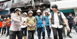 Mendagri Tito Karnavian meninjau lokasi kebakaran Gedung Terra Drone, Kemayoran, Jakarta Pusat, Rabu, 10 Desember 2025. (Sumber: Dok. Kemendagri)