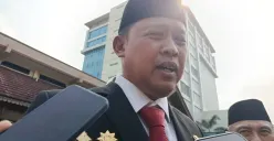 Wali Kota Bekasi, Tri Adhianto, memastikan pihaknya bersama Forkopimda siap siaga dalam mengamankan pelaksanaan Natal dan tahun baru. (Sumber: Poskota | Foto: Nurpini Aulia Rapika)