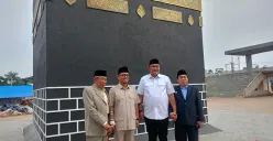Wamen Haji dan Umrah, Dahnil Anzar Simanjuntak, bersama Bupati Bogor, Rudy Susmanto, meninjau pembangunan Masjid Raya Nurul Wathon, di kawasan Pakansari, Kecamatan Cibinong. (Sumber: POSKOTA | Foto: Giffar Rivana)