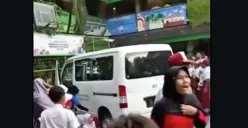 Mobil MBG menabrak siswa dan guru SDN 01 Kalibaru Cilincing (Sumber: Instagram/@dashcamownerindonesia)