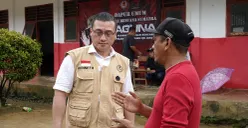 Kepala BAGUNA PDI Perjuangan Jakarta, Hardiyanto Kenneth (kanan), saat meninjau wilayah terdampak longsor di Kabupaten Tapanuli Tengah, Sumatra Utara, Kamis, 11 Desember 2025. (Sumber: Istimewa)