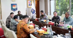 Mendagri, Tito Karnavian saat memimpin rapat bersama kepala daerah dan instansi pemerintah secara daring dari Kantor Pusat Kemendagri, Jakarta, Kamis, 11 Desember 2025. (Sumber: Puspen Kemendagri)