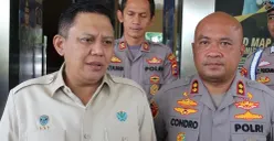 Deputi Gakkum KLH, Irjen Rizal Irawan (kiri) ketika menyampaikan keterangan pres di Mapolres Serang. (Sumber: POSKOTA | Foto: Rahmat Haryono)