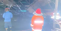 Petugas Damkar saat melakukan proses pemadaman di gudang mobil golf, di Kecamatan Gunung Putri, Kabupaten Bogor. (Sumber: Damkar Bogor)