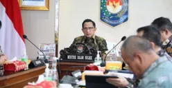 Mendagri Tito Karnavian memimpin rapat Sosialisasi Larangan ke Luar Negeri, Kesiapan Menghadapi Nataru, dan Kesiapan Menghadapi Bencana di kantor pusat Kemendagri, Jakarta, Kamis, 11 Desember 2025. (Sumber: Dok. Puspen Kemendagri)