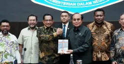 Mendagri, Tito Karnavian (ketiga kiri) seusai Rapat Bersama dengan DPD RI di Gedung Sasana Bhakti Praja, Kantor Pusat Kemendagri, Jakarta, Kamis, 11 Desember 2025. (Sumber: Puspen Kemendagri)