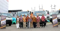 Mitsubishi Fuso menyerahkan 10 unit Fighter X FM65F TH 4x2 kepada PT Tako Anugerah Koporasi di Surabaya. (Sumber: KTB)