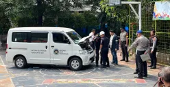 Mobil pengangkut Makan Bergizi Gratis (MBG) yang menabrak barisan siswa serta guru yang sedang bersiap mengikuti kegiatan literasi, Kamis, 11 Desember 2025. (Sumber: Poskota/M. Tegar Jihad)