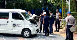 Mobil pengangkut Makan Bergizi Gratis (MBG) menerobos pagar sekolah dan menabrak barisan siswa serta guru yang sedang bersiap mengikuti kegiatan literasi, Kamis, 11 Desember 2025. (Sumber: Poskota/M. Tegar Jihad)
