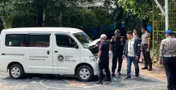 Mobil pengangkut MBG penabrak barisan siswa SDN 03 Kalibaru, Cilincing, Jakarta Utara, Kamis, 11 Desember 2025. (Sumber: Poskota/M. Tegar Jihad)
