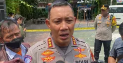 Dirlantas Polda Metro Jaya, Kombes Komarudin saat jumpa pers di SDN 01 Kalibaru, Jakarta Utara, Kamis, 11 Desember 2025. (Sumber: Poskota/M. Tegar Jihad)