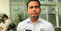 Koordinator Dewan Kota Jakarta Utara, Epriyanto, menyampaikan keterangan kepada awak media di RSUD Cilincing, Jakarta Utara, Kamis, 11 Desember 2025. (Sumber: POSKOTA | Foto: M Tegar Jihad)