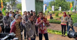 Wali Kota Jakarta Timur, Munjirin (kanan), bersama Gubernur Jakarta, Pramono Anung (tengah), saat launching program beautifikasi di bawah ruas Tol Becakayu, Jakarta Timur, pada Kamis, 11 Desember 2025. (Sumber: POSKOTA | Foto: M Tegar Jihad)