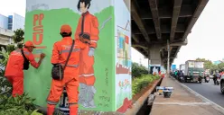 Sejumlah petugas PPSU saat melakukan mural di salah satu tiang kolong Tol Becakayu, Kalimalang, Jakarta Timur. (Sumber: Kominfotik Pemprov Jakarta)