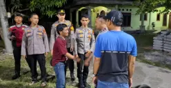 Petugas Polsek Cikande dan Pamapta Polres Serang mengamankan Wahyuni yang kerap bertingkah mengganggu kamtibmas. (Sumber: Polres Serang)