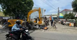 Petugas Satpol PP Depok membongkar bangunan liar di bantaran Kali Licin, Pancoran Mas. Dalam operasi ini, petugas juga menyita 115 botol minuman keras yang disembunyikan di belakang sebuah rumah. (Sumber: Istimewa)