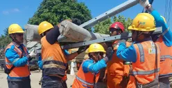 Petugas PLN UID Jakarta Raya bersama tim di lapangan gotong royong melakukan pengangkatan dan pemasangan tiang beton sebagai bagian dari pemulihan jaringan listrik di Aceh. (Sumber: Dok. PLN UID Jakarta Raya)