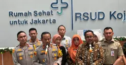Wakil Gubernur Jakarta, Rano Karno (kedua kanan), usai meninjau siswa korban tabrak mobil MBG di RSUD Koja, Jakarta Utara, Kamis, 11 Desember 2025. (Sumber: POSKOTA | Foto: M Tegar Jihad)