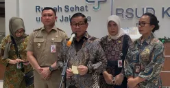Gubernur Jakarta Pramono Anung usai menjenguk korban insiden mobil pengakut MBG tabrak siswa SDN Kalibaru 01 di RSUD Koja, Jakarta Utara, Kamis, 11 Desember 2025. (Sumber: Poskota | Foto: M. Tegar Jihad)