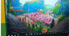 Mobil pengangkut MBG menerjang barisan siswa di halaman SDN Kalibaru 01, Cilincing, Jakarta Utara. (Sumber: Istimewa/Tangkapan Layar CCTV)